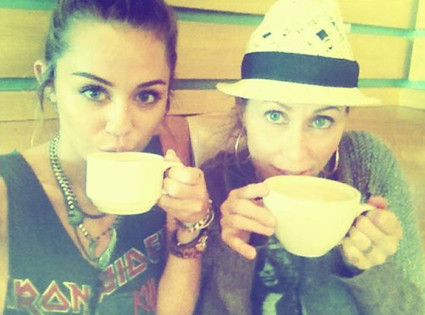 Miley Cyrus, Mom, Twit Pic Miley Cyrus, Mom, Twit Pic